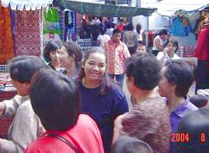 crowds at the ag fair